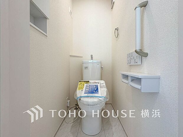 換気と明るさに配慮した、清潔感溢れるトイレ。落ち着いた空間で安らぎのひとときをお過ごしいただけます。