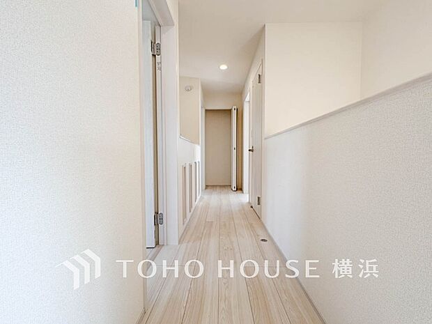 清潔感漂う廊下。各お部屋をつなぐ主要空間として美しく存在しています。
