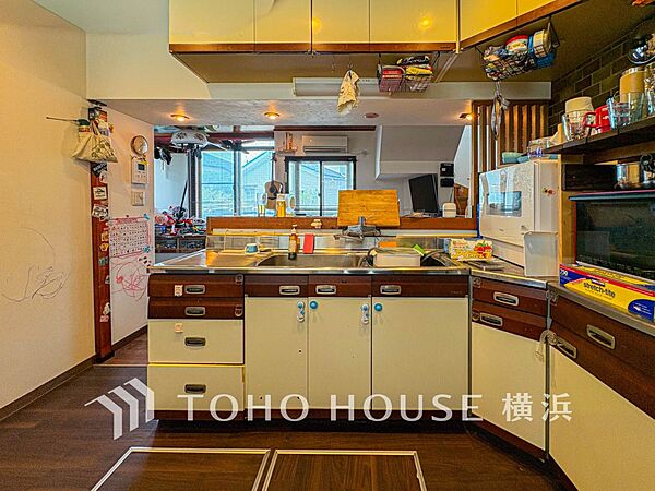 機能性とデザイン性を兼ね備えたシステムキッチン。リビングとの一体感も考慮され、美しい空間が実現。