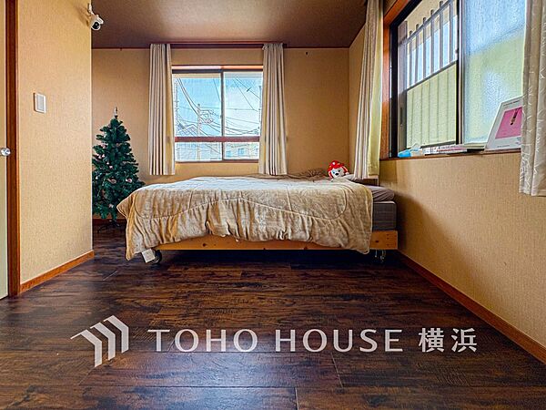 一日の疲れをいやしてくれる寝室。時を忘れて過ごす場所として過ごせるお部屋。