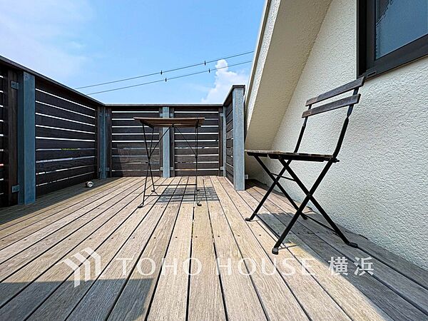 太陽の恵みをたっぷりと受けて、洗濯物も気持ちよく干せそうです。