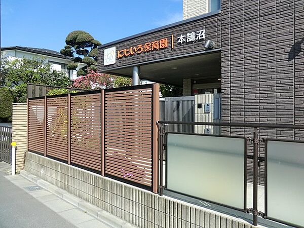 にじいろ保育園本鵠沼　450m　本鵠沼駅から徒歩3分の利便性の良い場所にある保育園。ヒノキの香りに包まれた明るい保育室です。