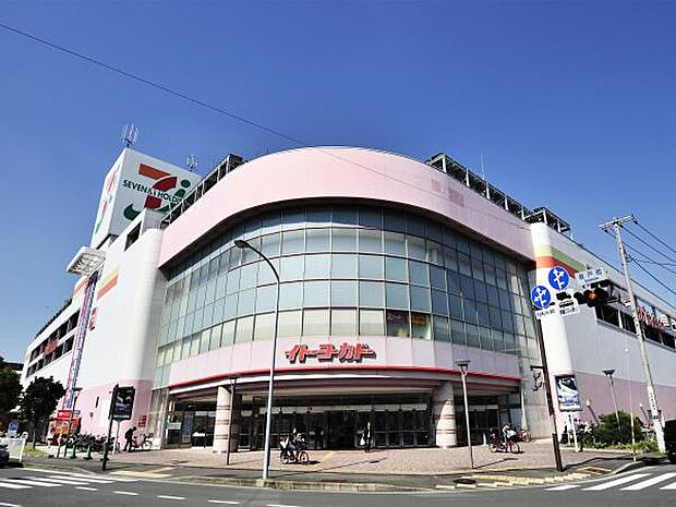 イトーヨーカドー横浜別所店　800m　駐車場1000台完備。赤ちゃん本舗やQBハウス、元町YOSHIDAなど専門店も入っています。 