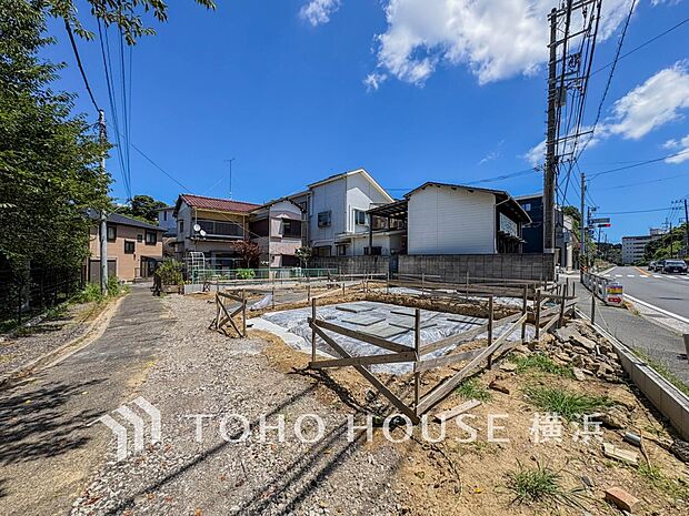 青空が広がる開放的な立地です。お子様とのびのび暮らせる新しい街並みが魅力です。（2026年8月撮影）