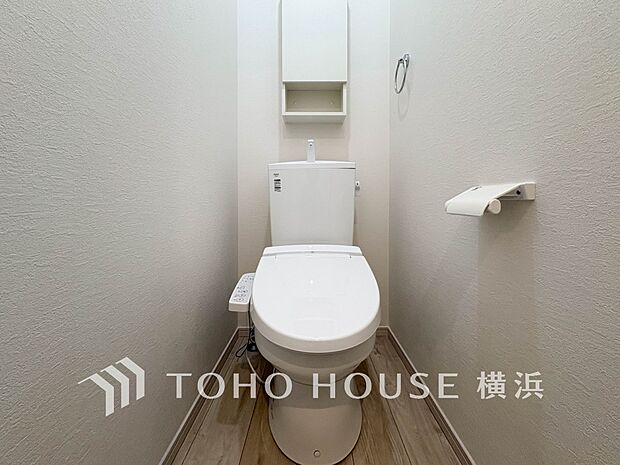 換気と明るさに配慮した、清潔感溢れるトイレ。落ち着いた空間で安らぎのひとときをお過ごしいただけます。