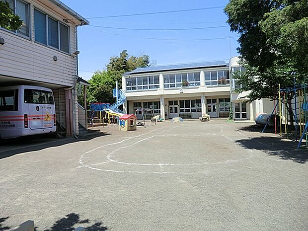 でんえん幼稚園 850m 広大なグラウンドと豊かな自然環境のなか、健康な心身を育む情操教育や多彩な課外活動を行っています。