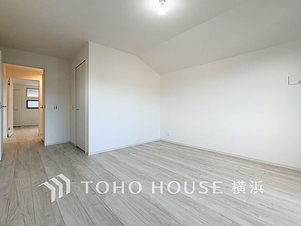 一日の疲れをいやしてくれる寝室。時を忘れて過ごす場所として過ごせるお部屋。