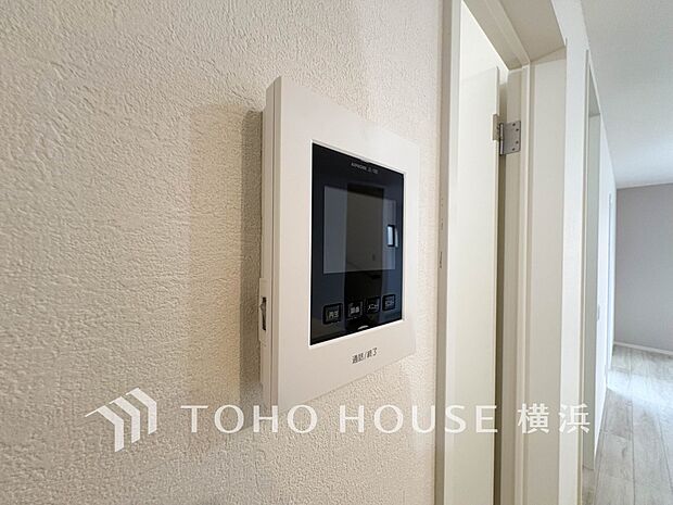 誰が来てもわかる様にモニター付きインターホンを設置。快適と安らぎを合わせた優しい設計。