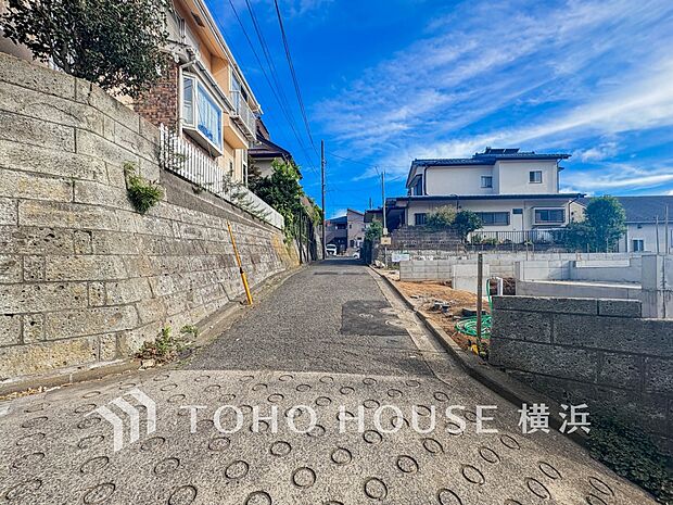 穏やかな住環境で子育てファミリーにもおすすめです。（2026年8月撮影）