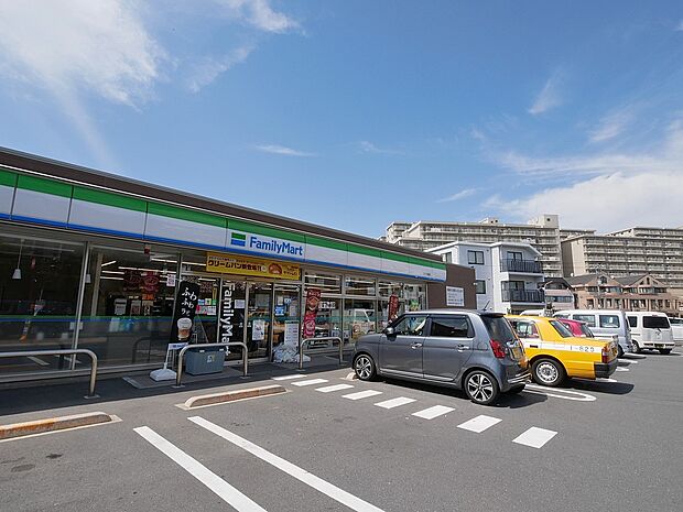 ファミリーマート六ッ川西店 500m オリジナルブランド商品やホットスナック・コーヒーも人気です。