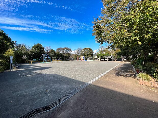 平戸台公園　650m　住宅街の中の綺麗な公園。広い広場と、お子様が楽しめるブランコや滑り台などの遊具がございます。 