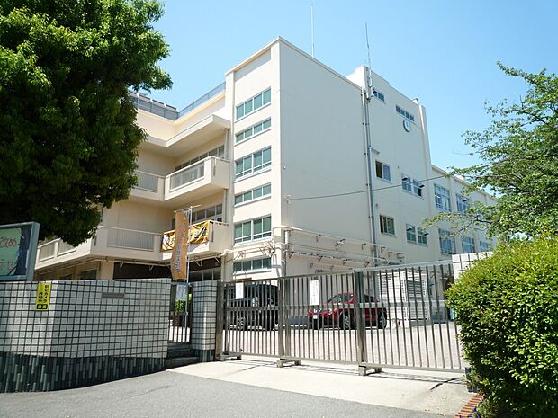 横浜市立六ツ川中学校　1000m　徒歩13分。部活などで帰りが遅くなっても安心の距離です。 
