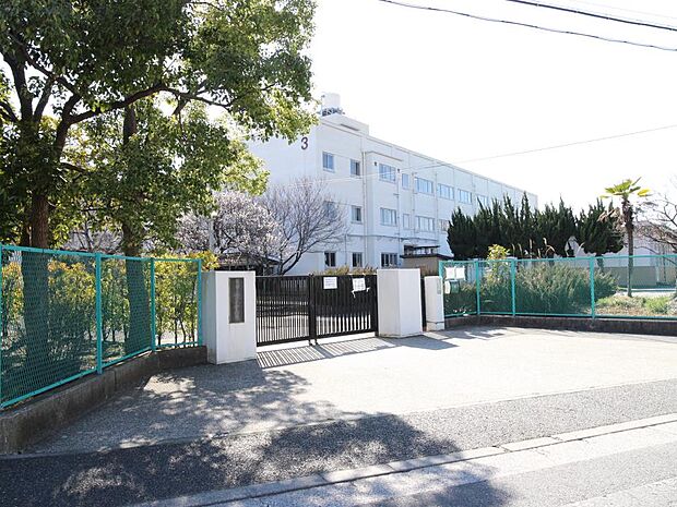 横浜市立金沢中学校 1100m 徒歩14分。部活などで帰りが遅くなっても安心の距離です。