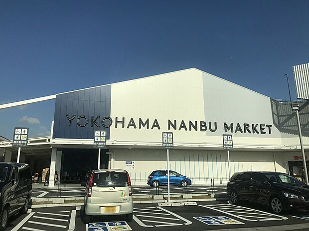 BRANCH横浜南部市場 1400m 食品スーパーや飲食店・物販、カフェなどを含めた15店舗が出店しています。