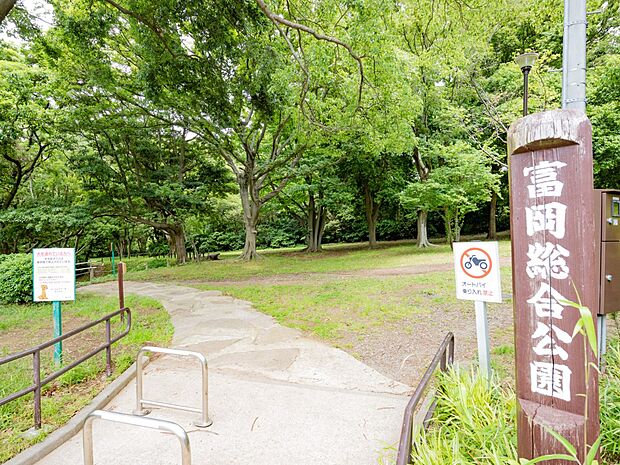 富岡総合公園 21m 海の景色も山の景色も楽しめる公園。運動広場、見晴台、牡丹園等があり、春には満開の桜が楽しめます。