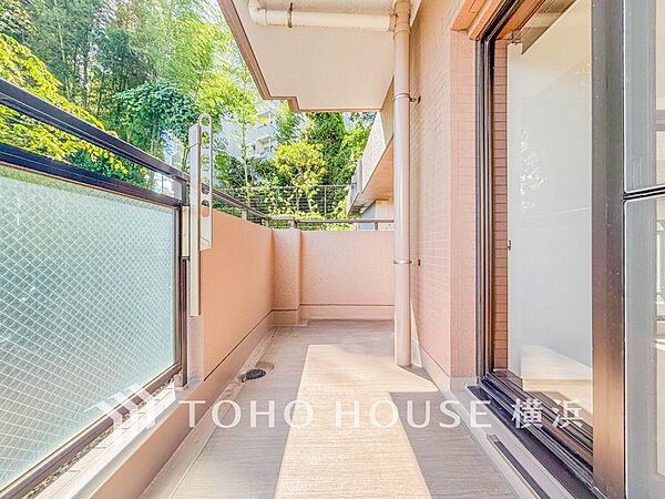 太陽の恵みをたっぷりと受けて、洗濯物も気持ちよく干せそうです。