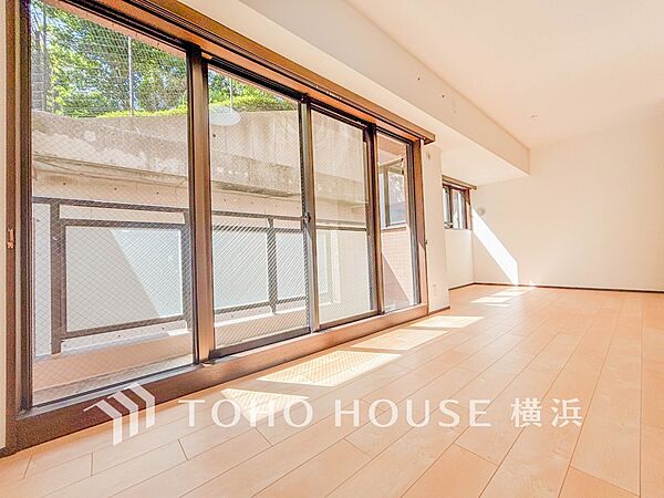 上質感漂う玄関と廊下。居住者の帰り、訪れる方を優しく迎えてくれます。