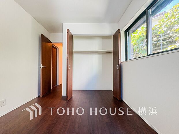 一日の疲れをいやしてくれる寝室。時を忘れて過ごす場所として過ごせるお部屋。
