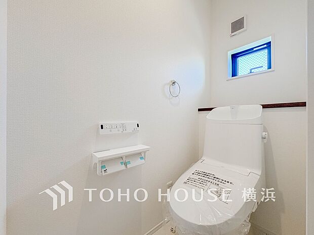 換気と明るさに配慮した、清潔感溢れるトイレ。落ち着いた空間で安らぎのひとときをお過ごしいただけます。