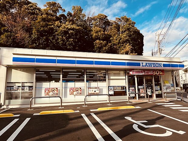 ローソン港南芹が谷二丁目店 96m 24時間、急な入用にも即座に対応できるため、日常のあらゆる場面で重宝します。