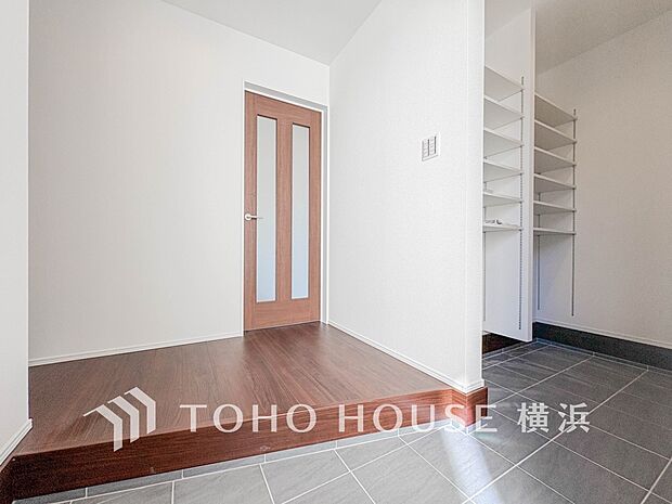 上質感漂う玄関と廊下。居住者の帰り、訪れる方を優しく迎えてくれます。