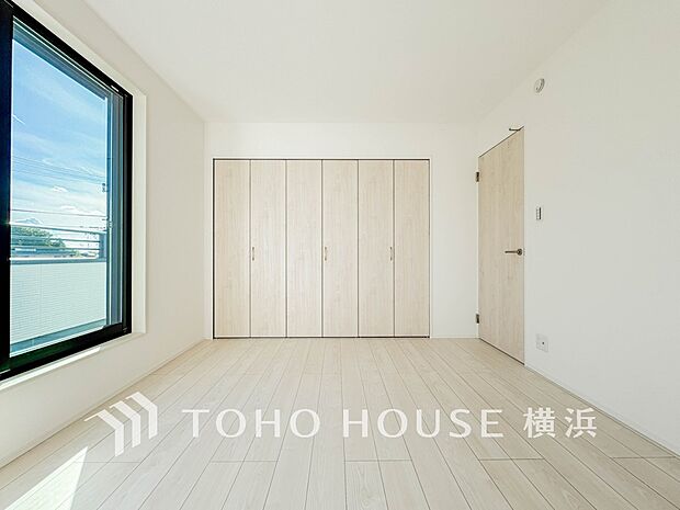 一日の疲れをいやしてくれる寝室。時を忘れて過ごす場所として過ごせるお部屋。