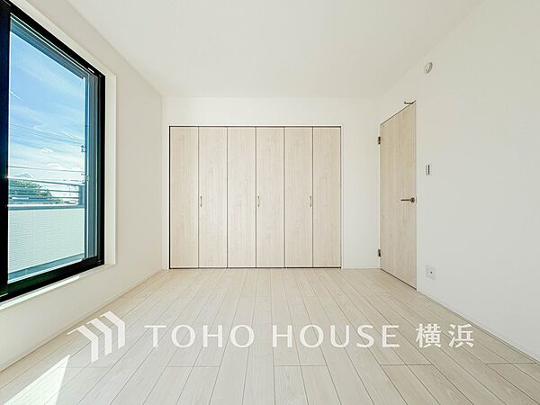 一日の疲れをいやしてくれる寝室。時を忘れて過ごす場所として過ごせるお部屋。