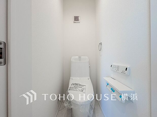 換気と明るさに配慮した、清潔感溢れるトイレ。落ち着いた空間で安らぎのひとときをお過ごしいただけます。