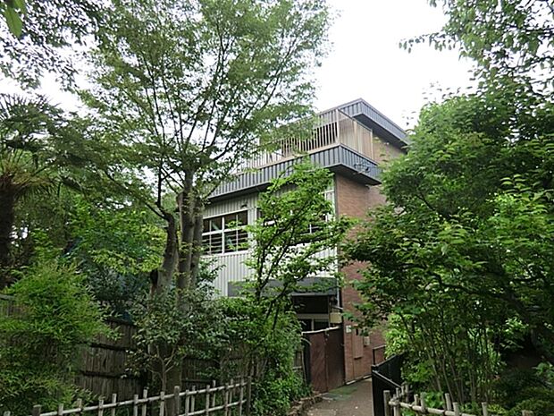 安部幼稚園　650m　約3500坪の広い園地の中で、こどもたちは四季を楽しみながらのびのびと園生活を過ごせます。 