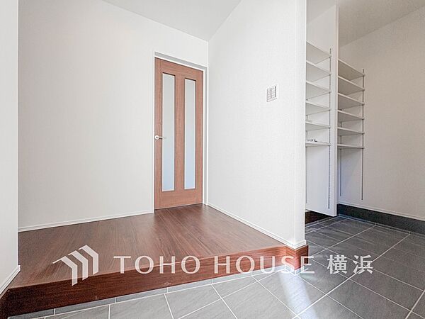 上質感漂う玄関と廊下。居住者の帰り、訪れる方を優しく迎えてくれます。