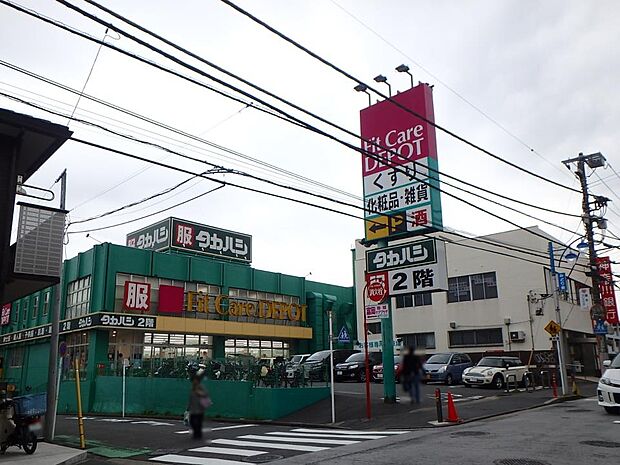 Fit Care DEPOT富岡西店 1000m 薬・化粧品だけではなく、食品や雑貨等もそろっており、日常の買い物がスピーディーにできる品揃えです。