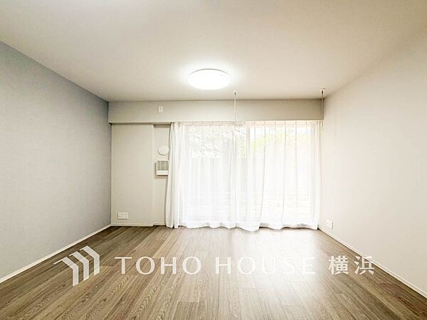 豊かな光が照らすこの場所は、たわいもない会話を楽しみ、ゆったりとした時間を過ごす場所。