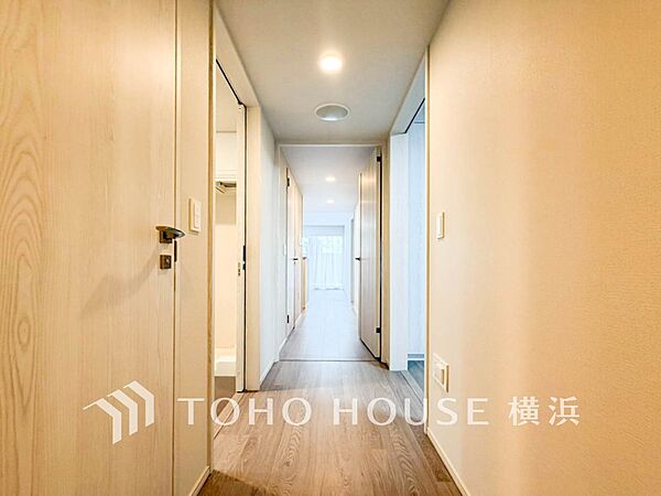 清潔感漂う廊下。各お部屋をつなぐ主要空間として美しく存在しています。