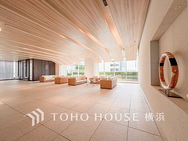 住まう誇らしさと安心感を演出する落ち着いた雰囲気のエントランス。