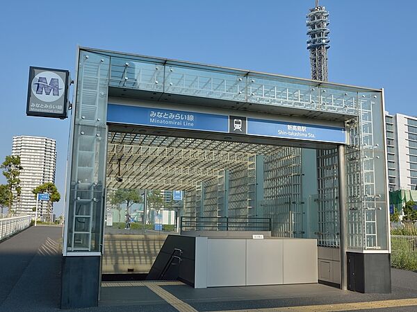 みなとみらい線「新高島」駅　640m　横浜駅までの所要時間は約2分。改札口の中ではアンパンマンのフィギュアがお出迎えをしてくれます。