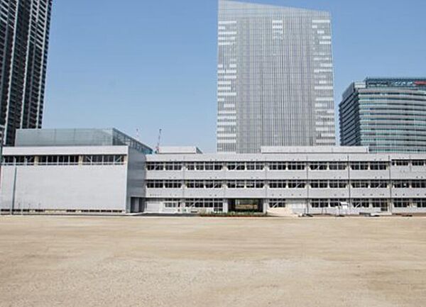 横浜市立みなとみらい本町小学校　800m　徒歩10分。小学校が近いのは子育てファミリーにもおすすめのポイント。