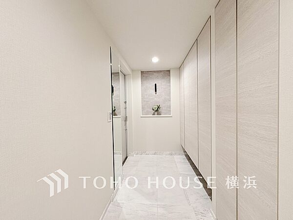 上質感漂う玄関と廊下。居住者の帰り、訪れる方を優しく迎えてくれます。