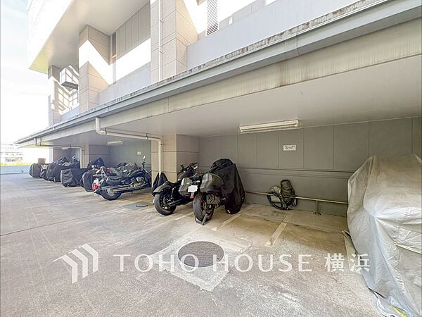 敷地内に確保された広々としたバイク置場。ゆとりあるスペースで愛車の出し入れもスムーズです。