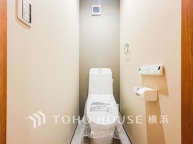 換気と明るさに配慮した、清潔感溢れるトイレ。落ち着いた空間で安らぎのひとときをお過ごしいただけます。