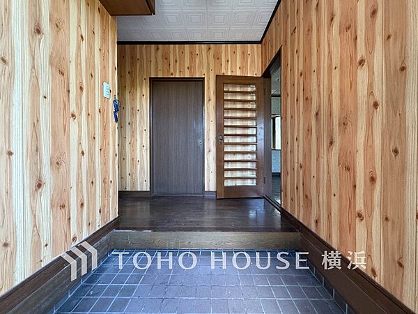 上質感漂う玄関と廊下。居住者の帰り、訪れる方を優しく迎えてくれます。
