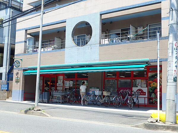 まいばすけっと横浜青砥町店　550m　ちょっと買い物したいときにすぐ行ける小型スーパー。小さいながらも品揃えのよいスーパです。