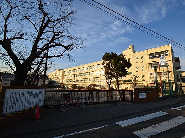 横浜市立山下小学校　1200m　徒歩16分。お友達との会話も弾む通学路。お子様のかけがえのない思い出に。