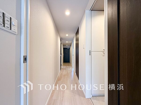 清潔感漂う廊下。各お部屋をつなぐ主要空間として美しく存在しています。