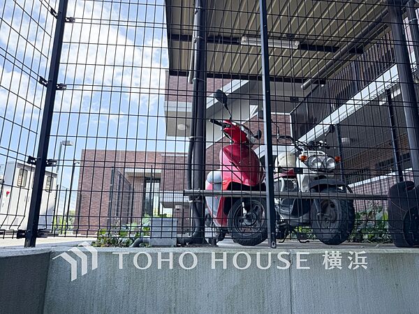 敷地内に確保された広々としたバイク置場。ゆとりあるスペースで愛車の出し入れもスムーズです。