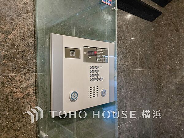 【オートロック】　マンション住人以外の侵入を防ぐために設置しました。お子様がいらっしゃるご家庭にも安心の設備です。
