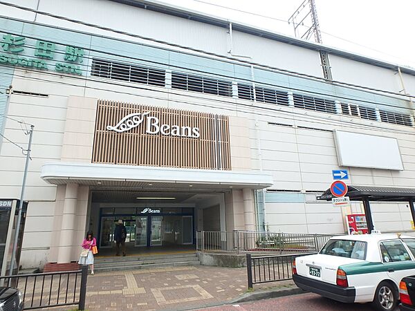 ビーンズ新杉田　1100m　新杉田駅直結のショッピングセンター。成城石井や各種お惣菜屋、ドラッグストアやユニクロなどが揃う。