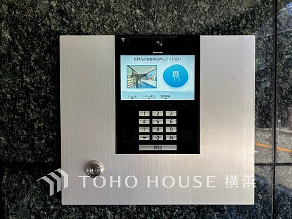 【オートロック】　マンション住人以外の侵入を防ぐために設置しました。お子様がいらっしゃるご家庭にも安心の設備です。