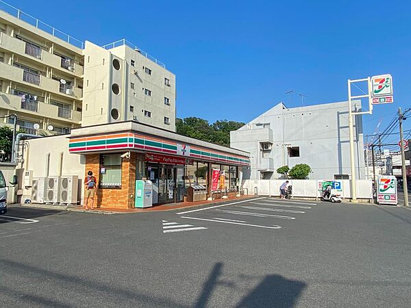セブンイレブン横浜日吉本町3丁目店　350m　お手軽に食べれる食品や日用品雑貨などを扱う便利なコンビニ。