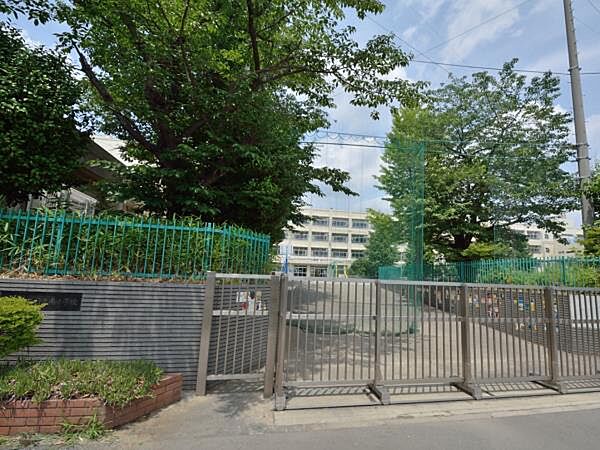 横浜市立日吉南小学校　370m　徒歩5分。小学校が近いのは子育てファミリーにもおすすめのポイント。