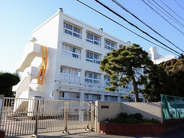 横浜市立大正中学校　1600m　徒歩20分。中学生の体力づくりにはぴったりの距離かもしれませんね。 
